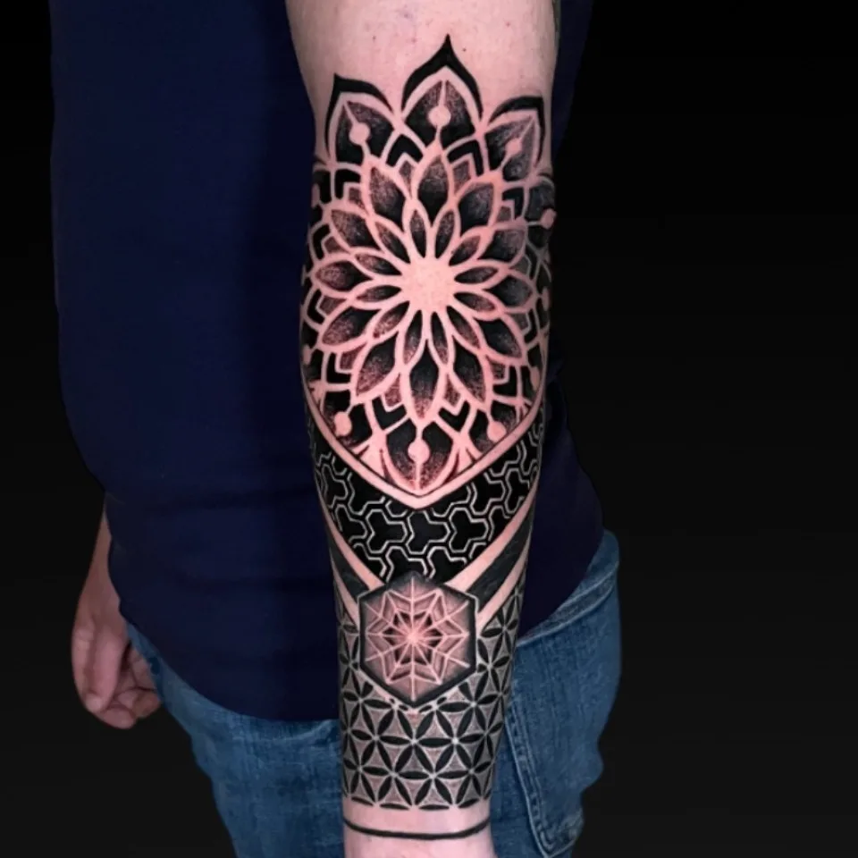Tatuaż geometryczna mandala i wzory na ręce